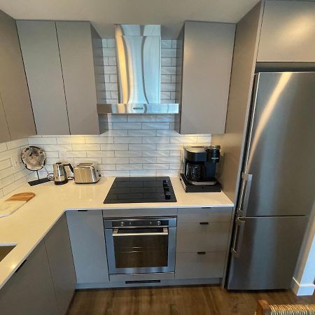 Awesome View 21 Two Bedroom One Bath Downtown Lake View Near Beach Келоуна Экстерьер фото