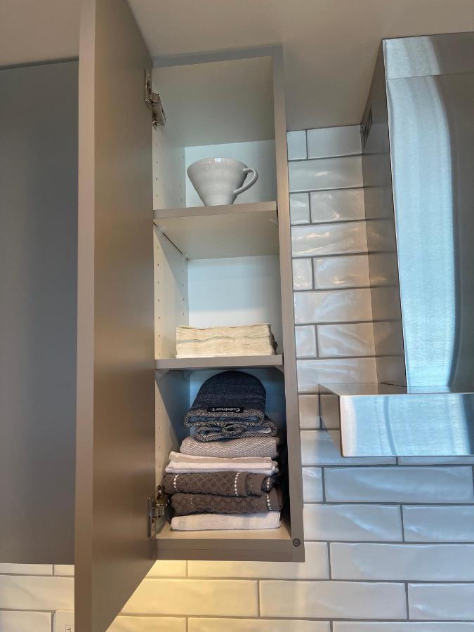 Awesome View 21 Two Bedroom One Bath Downtown Lake View Near Beach Келоуна Экстерьер фото