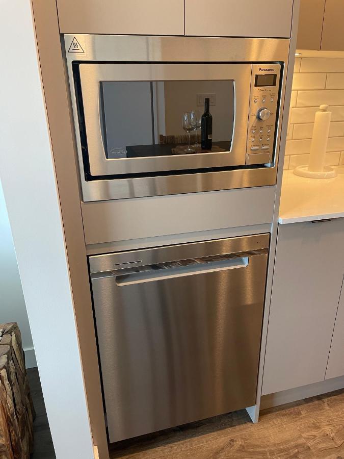 Awesome View 21 Two Bedroom One Bath Downtown Lake View Near Beach Келоуна Экстерьер фото